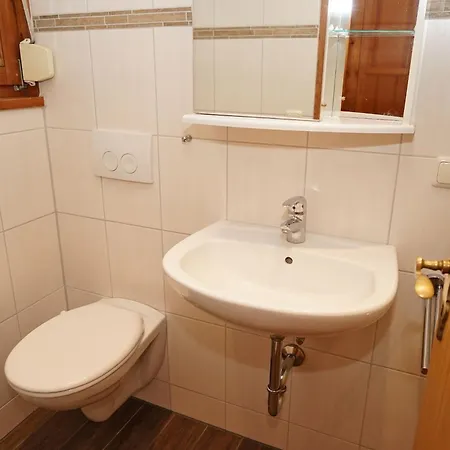 Zeltdachhaus Mit Parkplatz Vor Der Haustuer * Damp