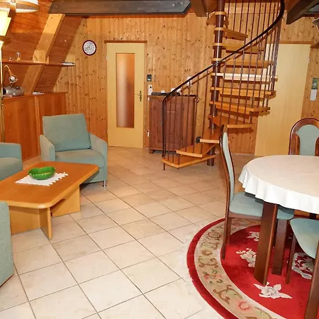 Zeltdachhaus Mit Parkplatz Vor Der Haustuer Prázdninový dům