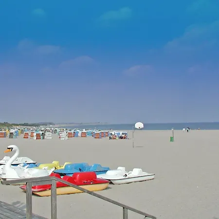 Zeltdachhaus Mit Parkplatz Vor Der Haustuer Damp