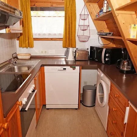 Zeltdachhaus Mit Parkplatz Vor Der Haustuer